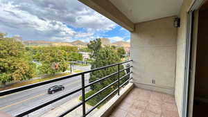 Balcony featuring a mountain view