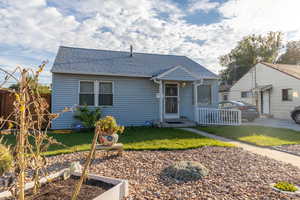 Bungalow with roof with shingles