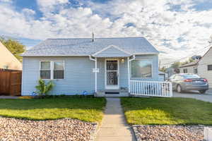 Bungalow featuring a shingled roof