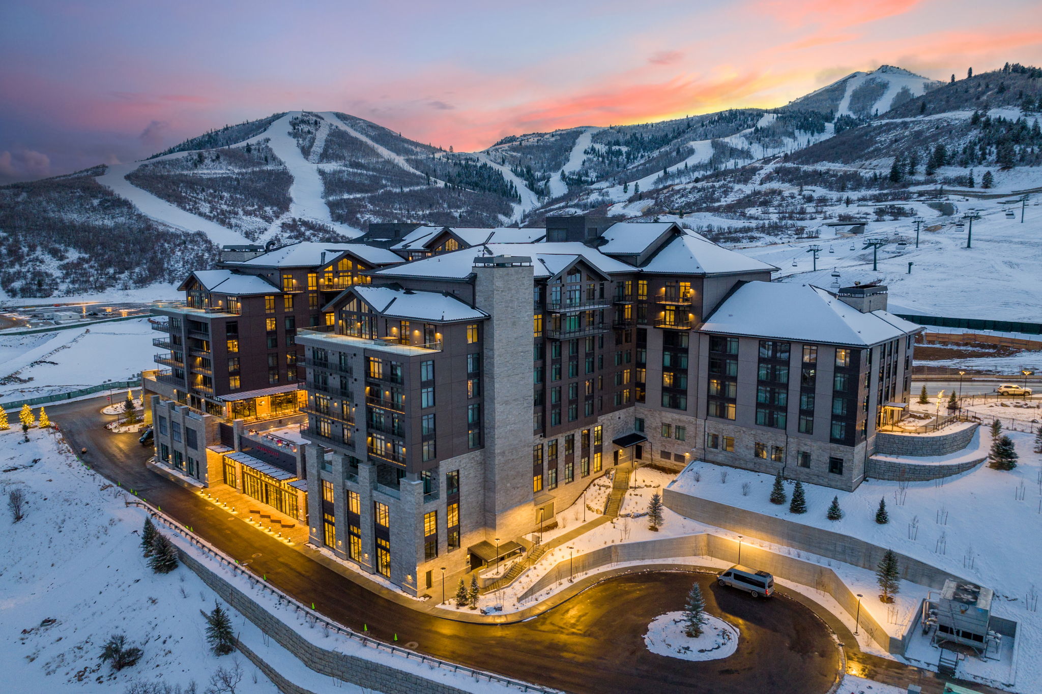 City view featuring a mountainous background