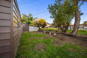 View of yard featuring a shed