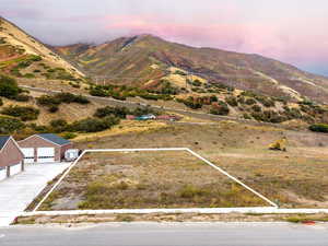 Aerial view of property's location with property boundaries highlighted and a mountainous background