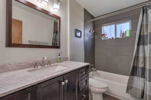 Upstairs Full Bathroom