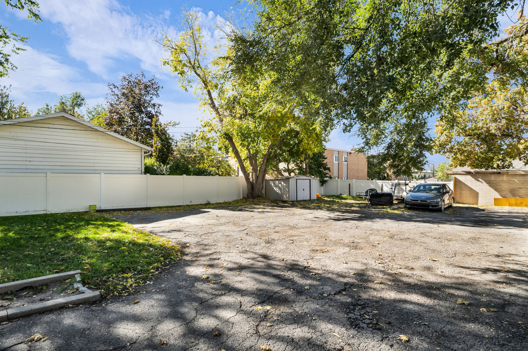 Huge lot. Tons of parking