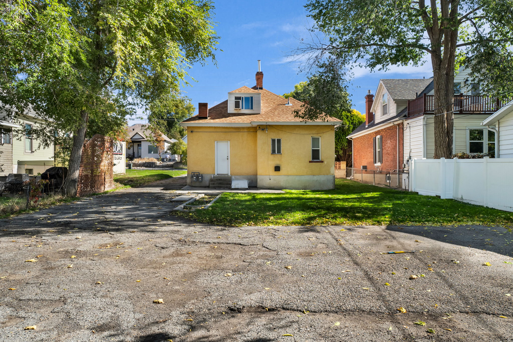 Huge lot. Tons of parking