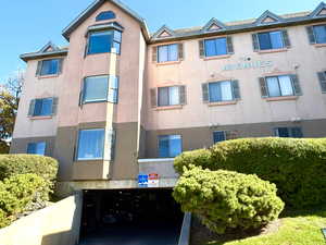View of apartment building / complex