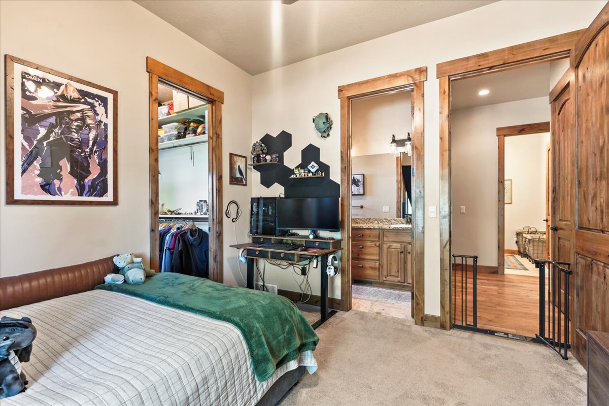 Bedroom with jack & Jill bathroom