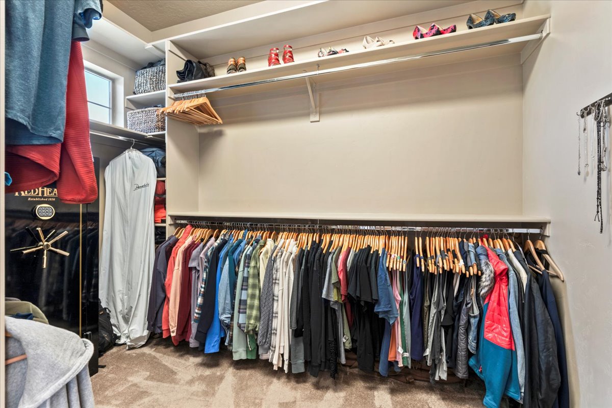 Walk in closet featuring carpet floors