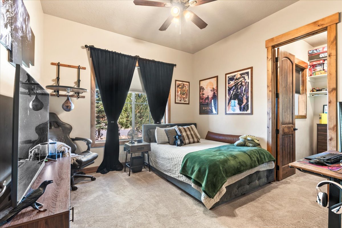 Bedroom with jack & Jill bathroom