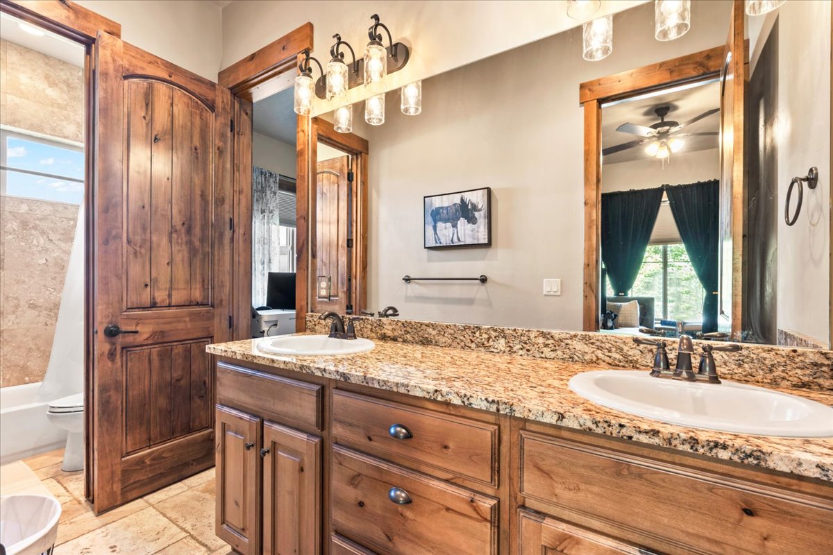 jack & jill bathroom