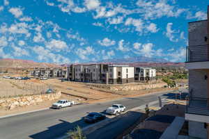 City view featuring a mountain backdrop