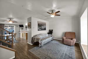 Living area with a ceiling fan