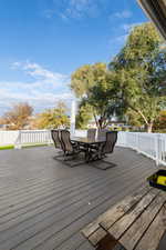 Deck with outdoor dining area