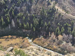 Amazing Views of the river, mountains & valley below!