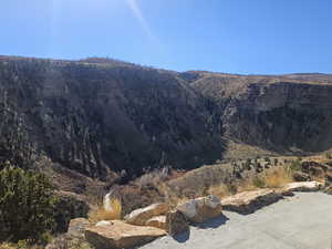 Amazing Views of the river, mountains & valley below!