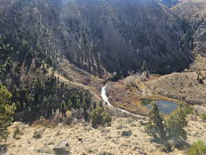 Amazing Views of the river, mountains & valley below!