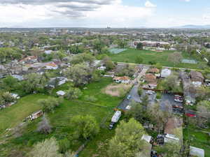 Aerial view of property's location featuring a mountain backdrop