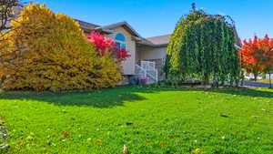 View of front facade with a front yard