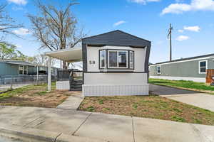 Manufactured / mobile home with a porch