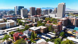 City view featuring a mountain backdrop
