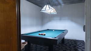 Rec room with billiards