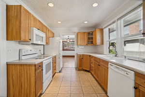 Bright Kitchen w/All Appliances Included