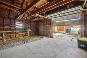 Oversized 1 Car Garage w Storage