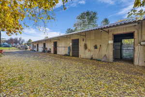 6 LARGE HORSE STALLS 15X20 WITH RUNS