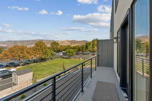 Balcony featuring a mountain view