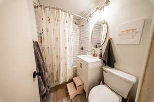 Bathroom with vanity and shower / tub combo