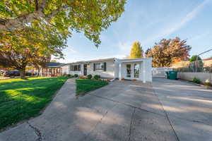 Ranch-style house with driveway