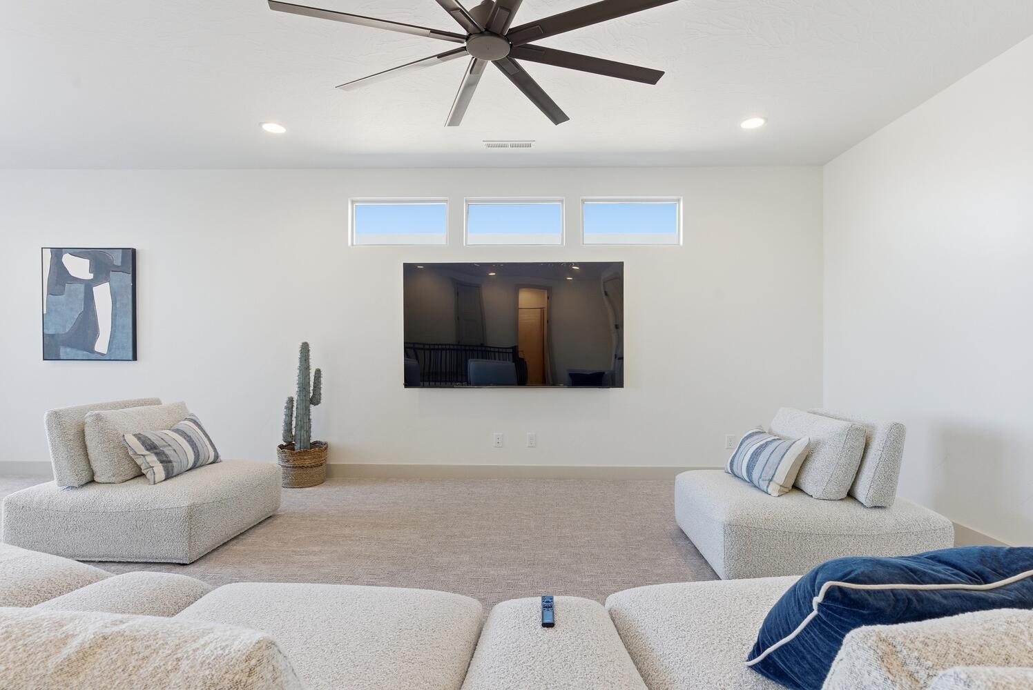 Living room with carpet flooring, recessed lighting, and ceiling fan