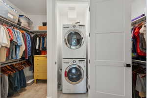 Primary walk-in closet w/d