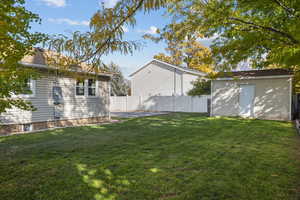 View of yard featuring an outbuilding