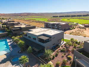Bird's eye view of a pool and a golf course backdrop