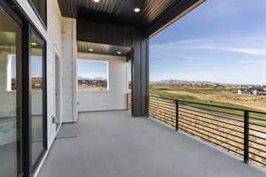 Balcony featuring a mountain view