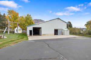 View of pole building featuring a yard and a mountain view