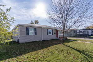 View of front facade featuring a front yard