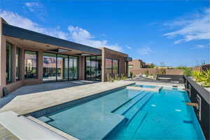 Relaxing pool / spa with a patio area