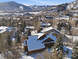 Snowy aerial view featuring a mountain view
