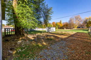 View of yard featuring an outbuilding