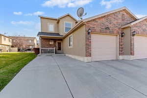 End-unit townhome in a quiet neighborhood. Lots of parking space!