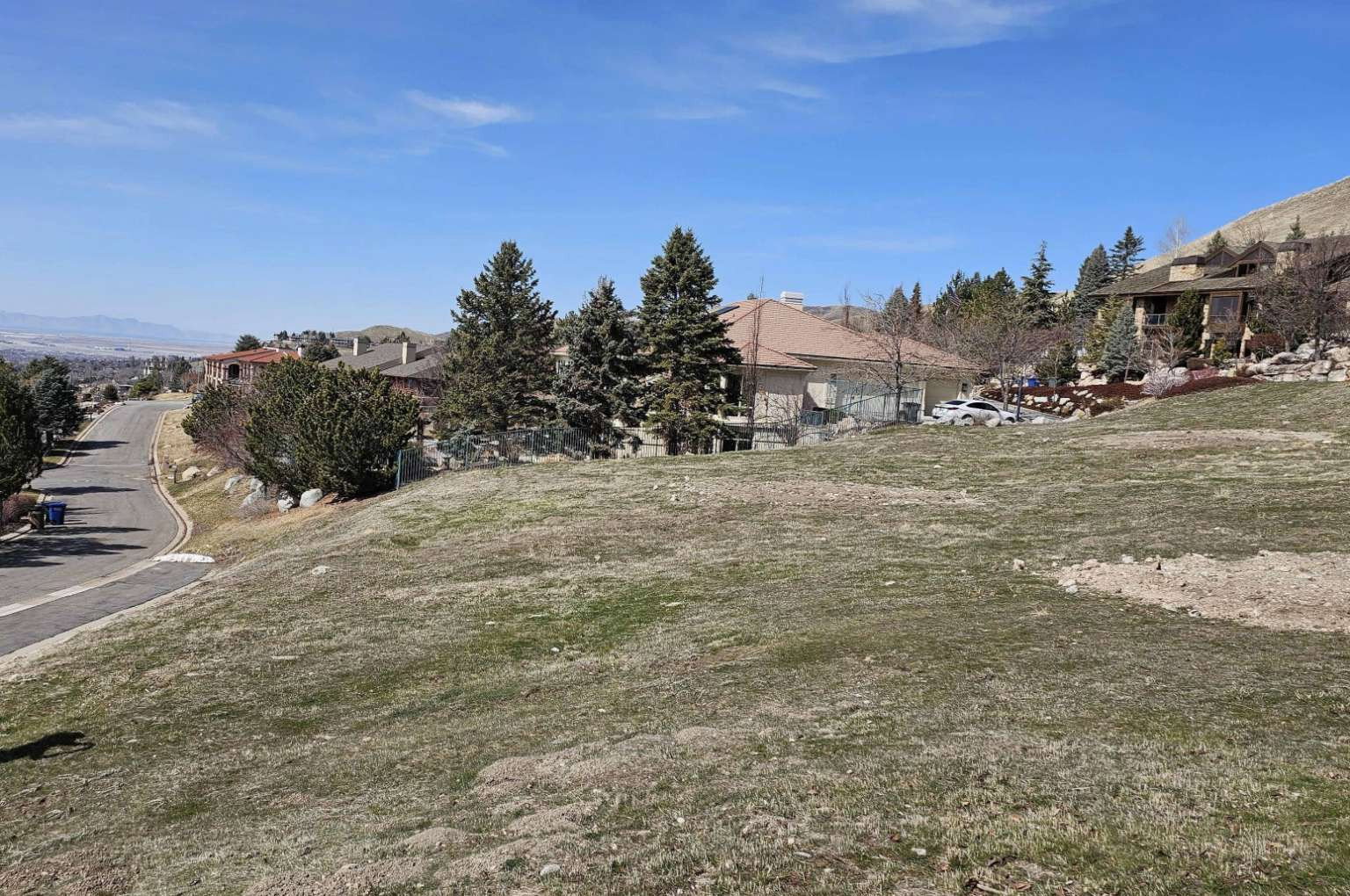 View of yard with a residential view