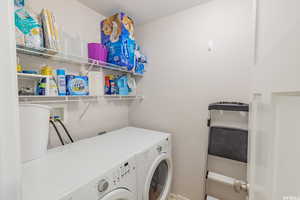 Laundry room with independent washer and dryer and baseboards