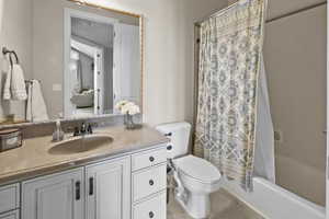 Full bath with vanity and shower / tub combo