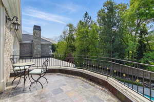 Balcony featuring a mountain view