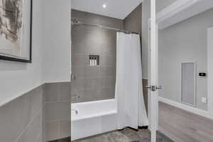 Full bath with shower / bath combo with shower curtain