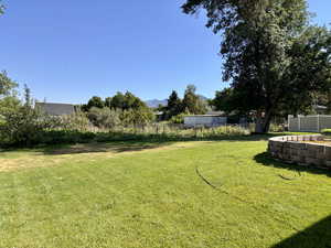 View of yard featuring a mountain view