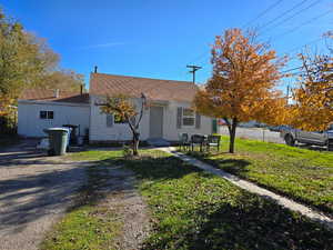 View of front facade with a shingled roof