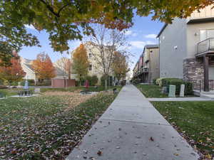 View of home's community featuring a residential view and a lawn and picnic area